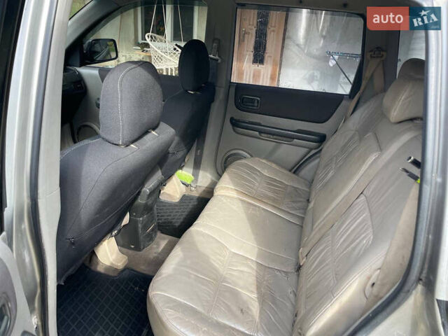 Черный Ниссан ИксТрейл, объемом двигателя 2.18 л и пробегом 394 тыс. км за 6500 $, фото 5 на Automoto.ua