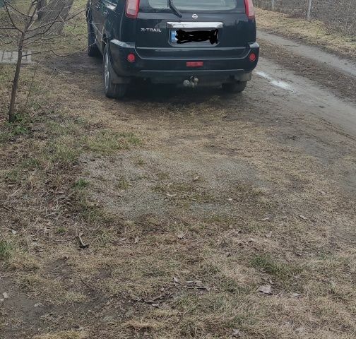 Черный Ниссан ИксТрейл, объемом двигателя 2 л и пробегом 270 тыс. км за 2700 $, фото 3 на Automoto.ua