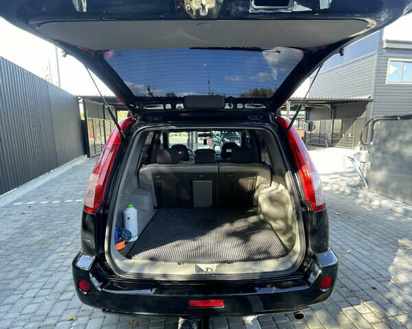 Черный Ниссан ИксТрейл, объемом двигателя 2 л и пробегом 215 тыс. км за 7000 $, фото 16 на Automoto.ua