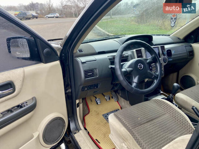 Черный Ниссан ИксТрейл, объемом двигателя 2.49 л и пробегом 300 тыс. км за 6200 $, фото 8 на Automoto.ua