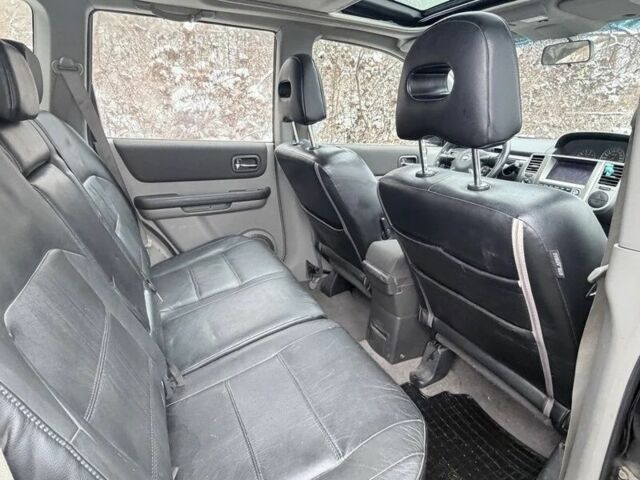 Черный Ниссан ИксТрейл, объемом двигателя 2.2 л и пробегом 217 тыс. км за 2974 $, фото 4 на Automoto.ua