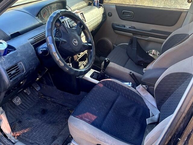 Черный Ниссан ИксТрейл, объемом двигателя 2.5 л и пробегом 365 тыс. км за 4500 $, фото 2 на Automoto.ua