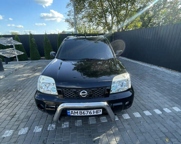 Черный Ниссан ИксТрейл, объемом двигателя 2 л и пробегом 215 тыс. км за 7000 $, фото 6 на Automoto.ua