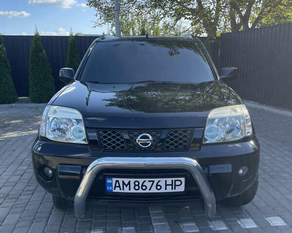 Черный Ниссан ИксТрейл, объемом двигателя 2 л и пробегом 215 тыс. км за 7000 $, фото 5 на Automoto.ua