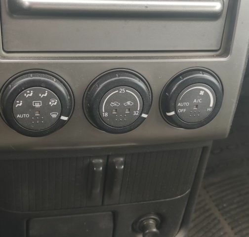 Черный Ниссан ИксТрейл, объемом двигателя 2 л и пробегом 270 тыс. км за 2700 $, фото 10 на Automoto.ua