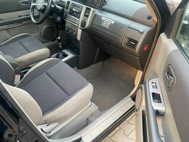 Черный Ниссан ИксТрейл, объемом двигателя 2.2 л и пробегом 251 тыс. км за 3800 $, фото 12 на Automoto.ua