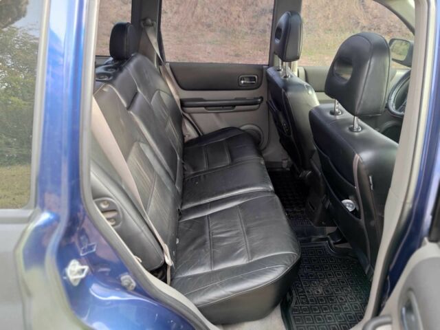 Черный Ниссан ИксТрейл, объемом двигателя 2.2 л и пробегом 290 тыс. км за 4200 $, фото 7 на Automoto.ua