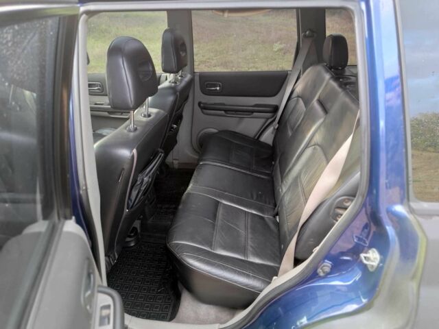 Черный Ниссан ИксТрейл, объемом двигателя 2.2 л и пробегом 290 тыс. км за 4200 $, фото 6 на Automoto.ua