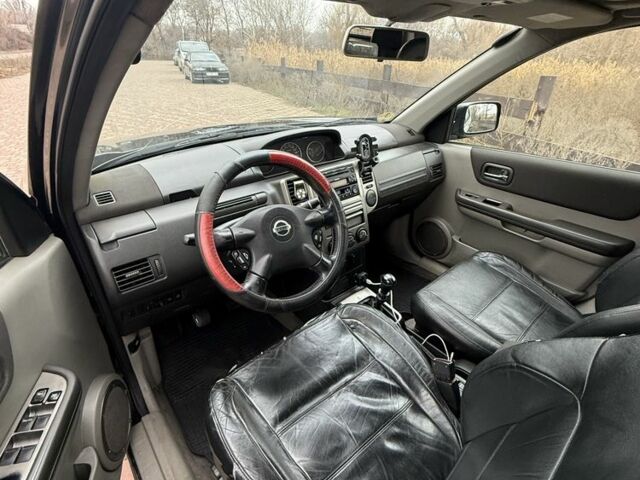 Черный Ниссан ИксТрейл, объемом двигателя 2.2 л и пробегом 249 тыс. км за 2600 $, фото 7 на Automoto.ua