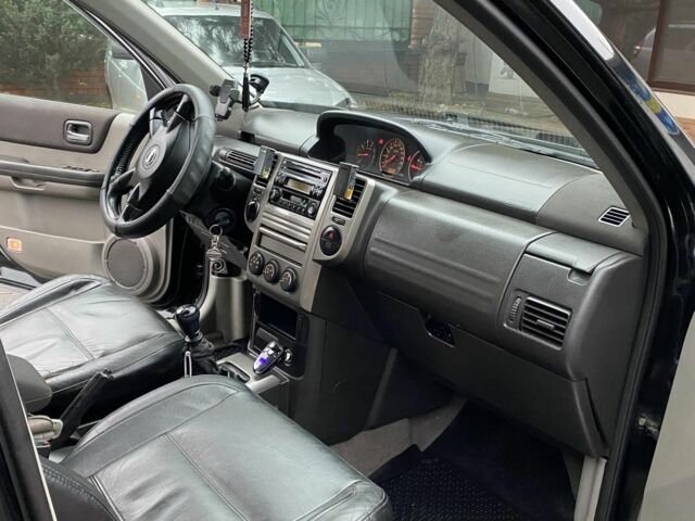 Черный Ниссан ИксТрейл, объемом двигателя 2.2 л и пробегом 226 тыс. км за 3650 $, фото 12 на Automoto.ua