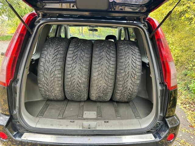 Черный Ниссан ИксТрейл, объемом двигателя 2.2 л и пробегом 270 тыс. км за 3800 $, фото 6 на Automoto.ua