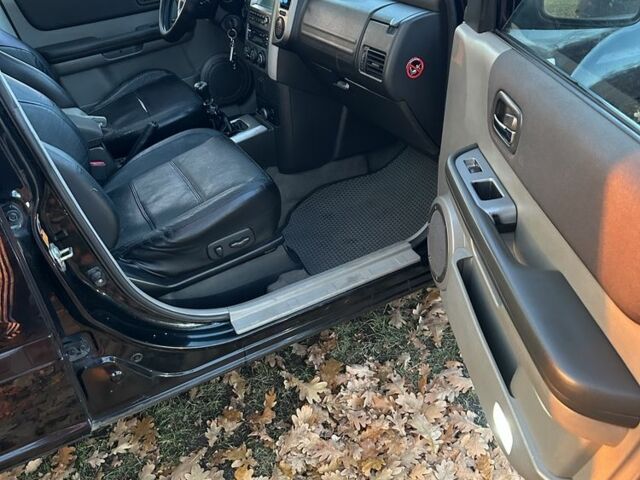 Черный Ниссан ИксТрейл, объемом двигателя 2.2 л и пробегом 306 тыс. км за 3300 $, фото 8 на Automoto.ua