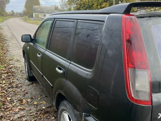 Черный Ниссан ИксТрейл, объемом двигателя 2.2 л и пробегом 327 тыс. км за 3600 $, фото 3 на Automoto.ua