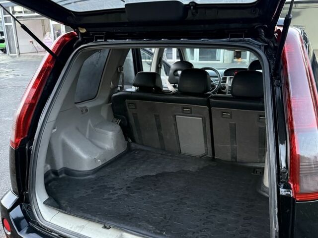 Черный Ниссан ИксТрейл, объемом двигателя 2.2 л и пробегом 306 тыс. км за 3800 $, фото 5 на Automoto.ua