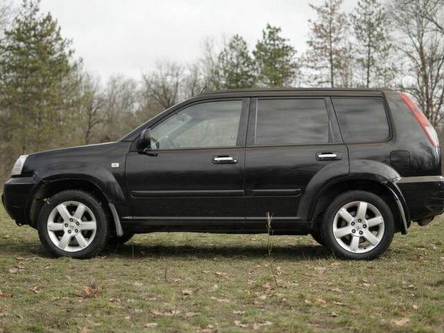 Черный Ниссан ИксТрейл, объемом двигателя 2.2 л и пробегом 273 тыс. км за 4267 $, фото 4 на Automoto.ua