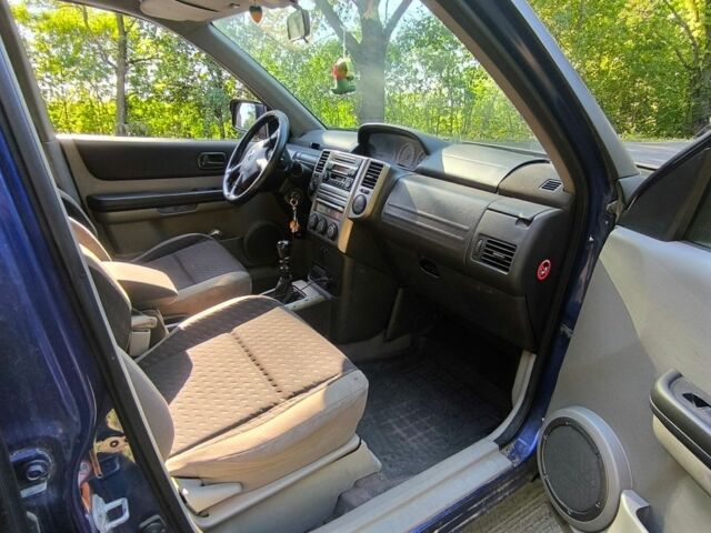 Черный Ниссан ИксТрейл, объемом двигателя 0 л и пробегом 300 тыс. км за 2493 $, фото 3 на Automoto.ua