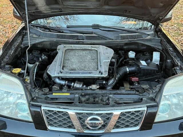 Черный Ниссан ИксТрейл, объемом двигателя 2.2 л и пробегом 306 тыс. км за 3300 $, фото 4 на Automoto.ua