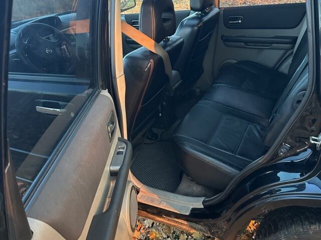 Черный Ниссан ИксТрейл, объемом двигателя 2.2 л и пробегом 306 тыс. км за 3300 $, фото 6 на Automoto.ua