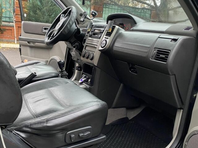 Черный Ниссан ИксТрейл, объемом двигателя 2.2 л и пробегом 226 тыс. км за 3650 $, фото 8 на Automoto.ua