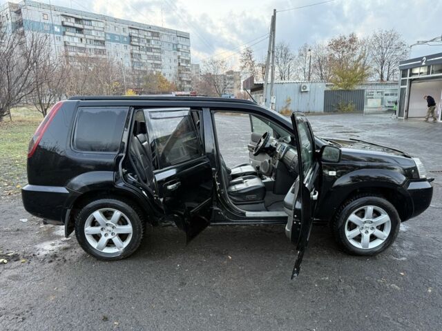 Черный Ниссан ИксТрейл, объемом двигателя 2.2 л и пробегом 306 тыс. км за 3800 $, фото 3 на Automoto.ua