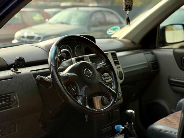 Черный Ниссан ИксТрейл, объемом двигателя 2.2 л и пробегом 360 тыс. км за 7300 $, фото 7 на Automoto.ua