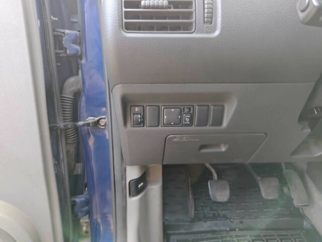 Черный Ниссан ИксТрейл, объемом двигателя 2.2 л и пробегом 290 тыс. км за 4200 $, фото 13 на Automoto.ua