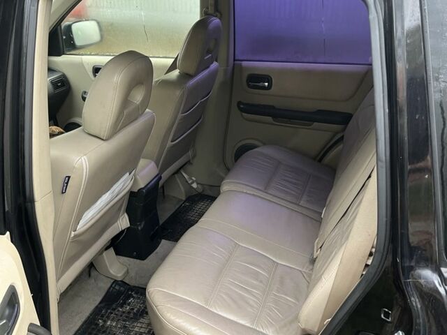 Черный Ниссан ИксТрейл, объемом двигателя 2.2 л и пробегом 327 тыс. км за 3600 $, фото 4 на Automoto.ua