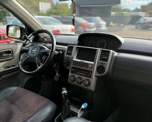 Черный Ниссан ИксТрейл, объемом двигателя 2.2 л и пробегом 360 тыс. км за 7200 $, фото 5 на Automoto.ua