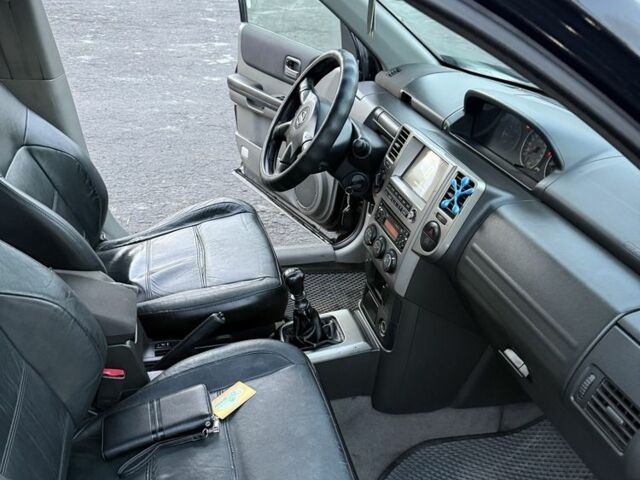 Черный Ниссан ИксТрейл, объемом двигателя 2.2 л и пробегом 306 тыс. км за 3800 $, фото 7 на Automoto.ua