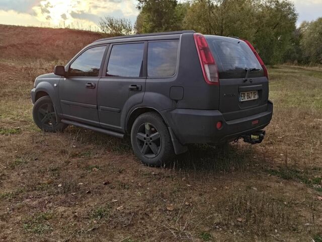 Черный Ниссан ИксТрейл, объемом двигателя 2.2 л и пробегом 290 тыс. км за 4200 $, фото 2 на Automoto.ua