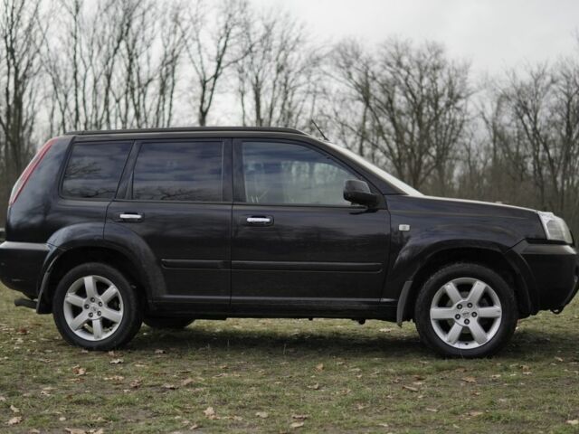 Черный Ниссан ИксТрейл, объемом двигателя 2.2 л и пробегом 273 тыс. км за 4267 $, фото 3 на Automoto.ua