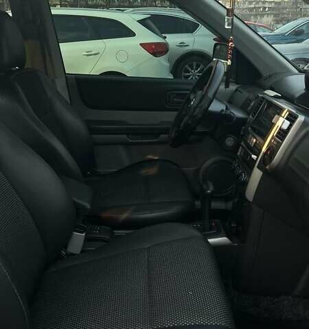 Черный Ниссан ИксТрейл, объемом двигателя 2.5 л и пробегом 261 тыс. км за 8300 $, фото 10 на Automoto.ua