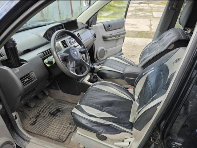 Черный Ниссан ИксТрейл, объемом двигателя 2.2 л и пробегом 220 тыс. км за 2250 $, фото 7 на Automoto.ua