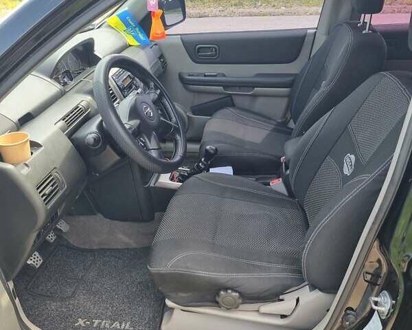 Черный Ниссан ИксТрейл, объемом двигателя 2.18 л и пробегом 210 тыс. км за 6400 $, фото 6 на Automoto.ua