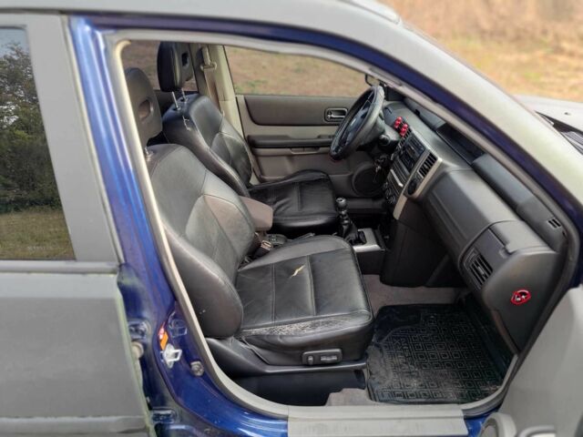 Черный Ниссан ИксТрейл, объемом двигателя 2.2 л и пробегом 290 тыс. км за 4200 $, фото 5 на Automoto.ua