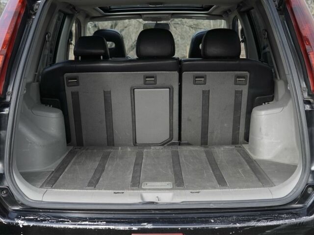 Черный Ниссан ИксТрейл, объемом двигателя 2.2 л и пробегом 273 тыс. км за 4267 $, фото 8 на Automoto.ua