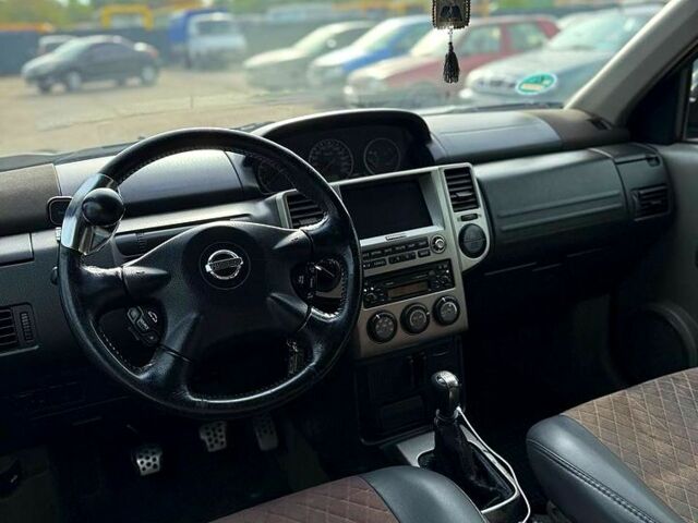 Черный Ниссан ИксТрейл, объемом двигателя 2.2 л и пробегом 360 тыс. км за 7300 $, фото 6 на Automoto.ua