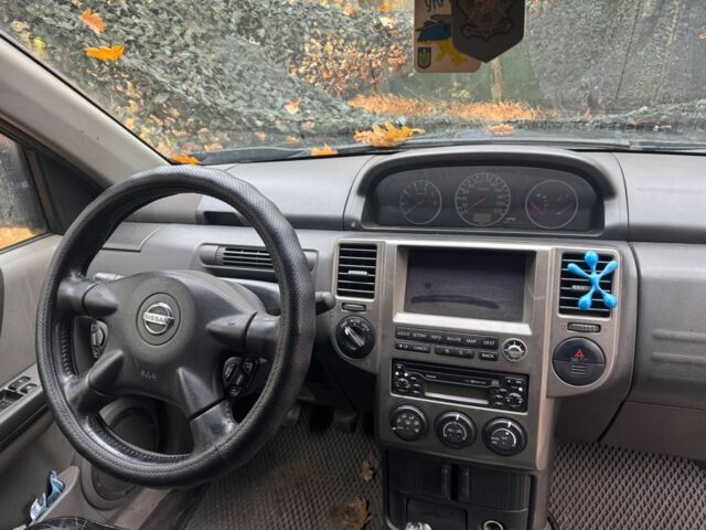 Черный Ниссан ИксТрейл, объемом двигателя 2.2 л и пробегом 306 тыс. км за 2379 $, фото 8 на Automoto.ua