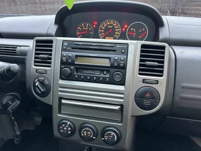 Черный Ниссан ИксТрейл, объемом двигателя 2.2 л и пробегом 168 тыс. км за 6699 $, фото 7 на Automoto.ua