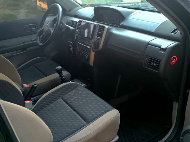 Чорний Ніссан ІксТрейл, об'ємом двигуна 2.2 л та пробігом 250 тис. км за 3500 $, фото 1 на Automoto.ua