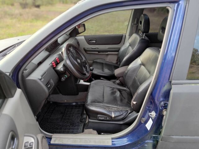 Черный Ниссан ИксТрейл, объемом двигателя 2.2 л и пробегом 290 тыс. км за 4200 $, фото 4 на Automoto.ua