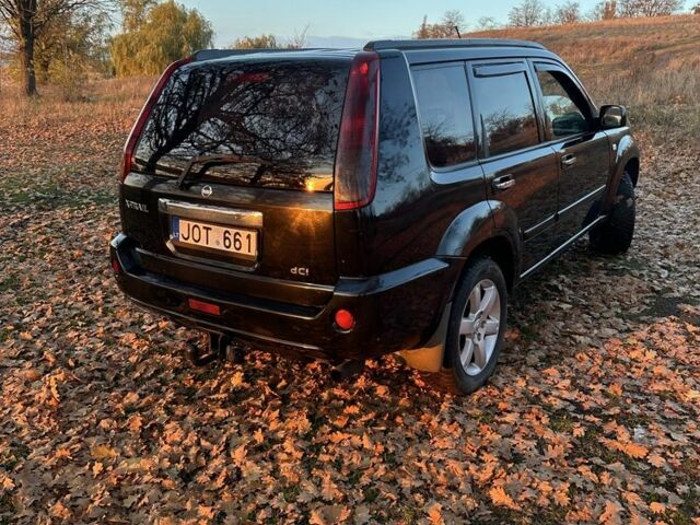 Черный Ниссан ИксТрейл, объемом двигателя 2.2 л и пробегом 306 тыс. км за 3300 $, фото 2 на Automoto.ua