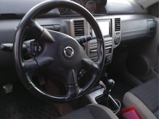 Черный Ниссан ИксТрейл, объемом двигателя 2.2 л и пробегом 270 тыс. км за 3900 $, фото 2 на Automoto.ua