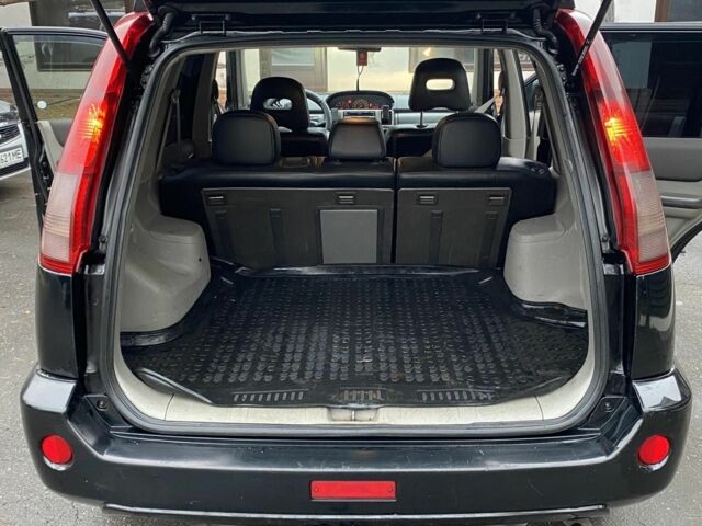 Черный Ниссан ИксТрейл, объемом двигателя 2.2 л и пробегом 226 тыс. км за 3650 $, фото 16 на Automoto.ua