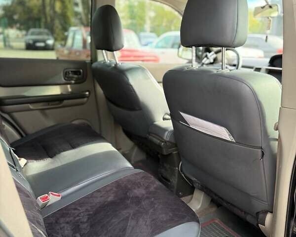 Черный Ниссан ИксТрейл, объемом двигателя 2.2 л и пробегом 360 тыс. км за 7200 $, фото 8 на Automoto.ua