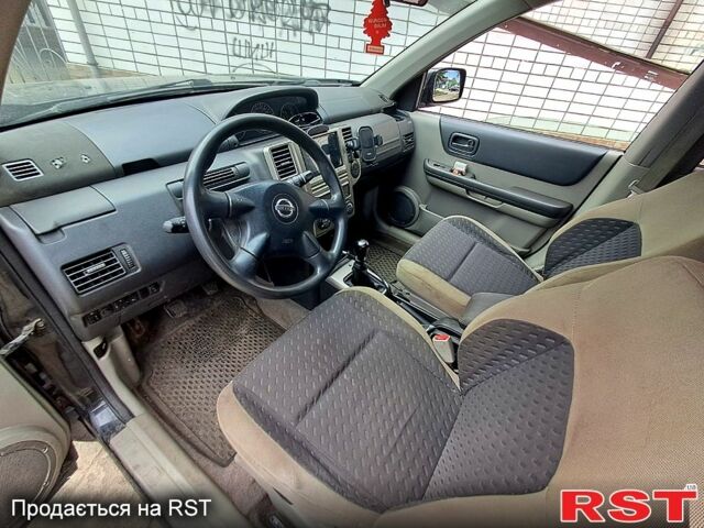 Черный Ниссан ИксТрейл, объемом двигателя 2.2 л и пробегом 340 тыс. км за 5000 $, фото 5 на Automoto.ua