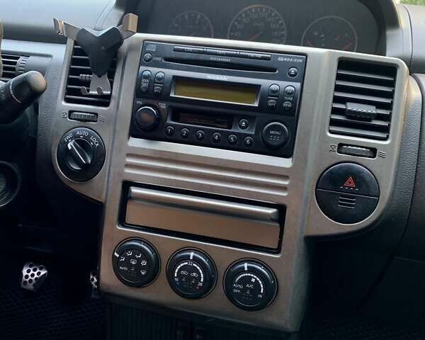 Черный Ниссан ИксТрейл, объемом двигателя 2.2 л и пробегом 227 тыс. км за 8300 $, фото 49 на Automoto.ua