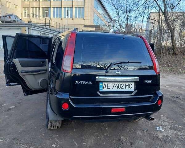 Черный Ниссан ИксТрейл, объемом двигателя 2 л и пробегом 250 тыс. км за 6500 $, фото 1 на Automoto.ua