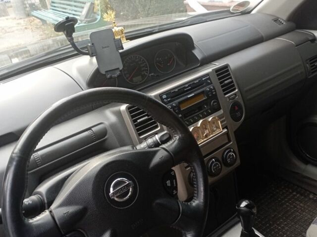 Черный Ниссан ИксТрейл, объемом двигателя 2 л и пробегом 196 тыс. км за 4300 $, фото 4 на Automoto.ua