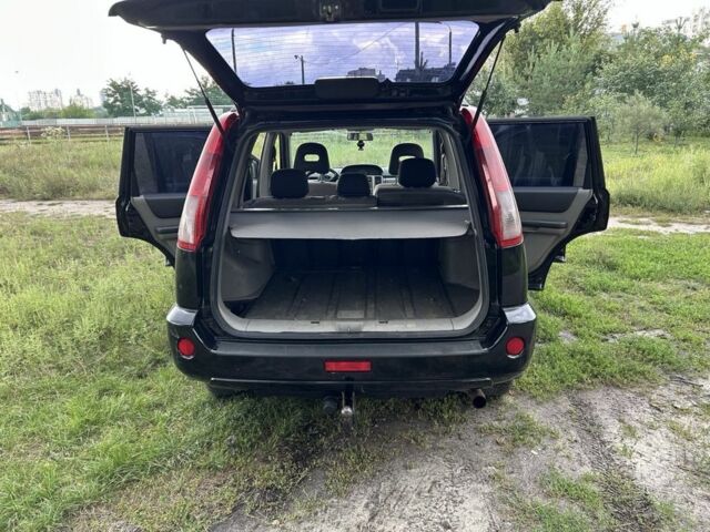 Черный Ниссан ИксТрейл, объемом двигателя 2.2 л и пробегом 252 тыс. км за 3600 $, фото 2 на Automoto.ua